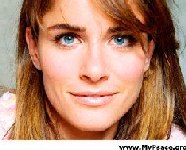 Amanda_Peet_026b